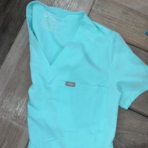 Figs size small neon blue Catarina one pocket scrub top